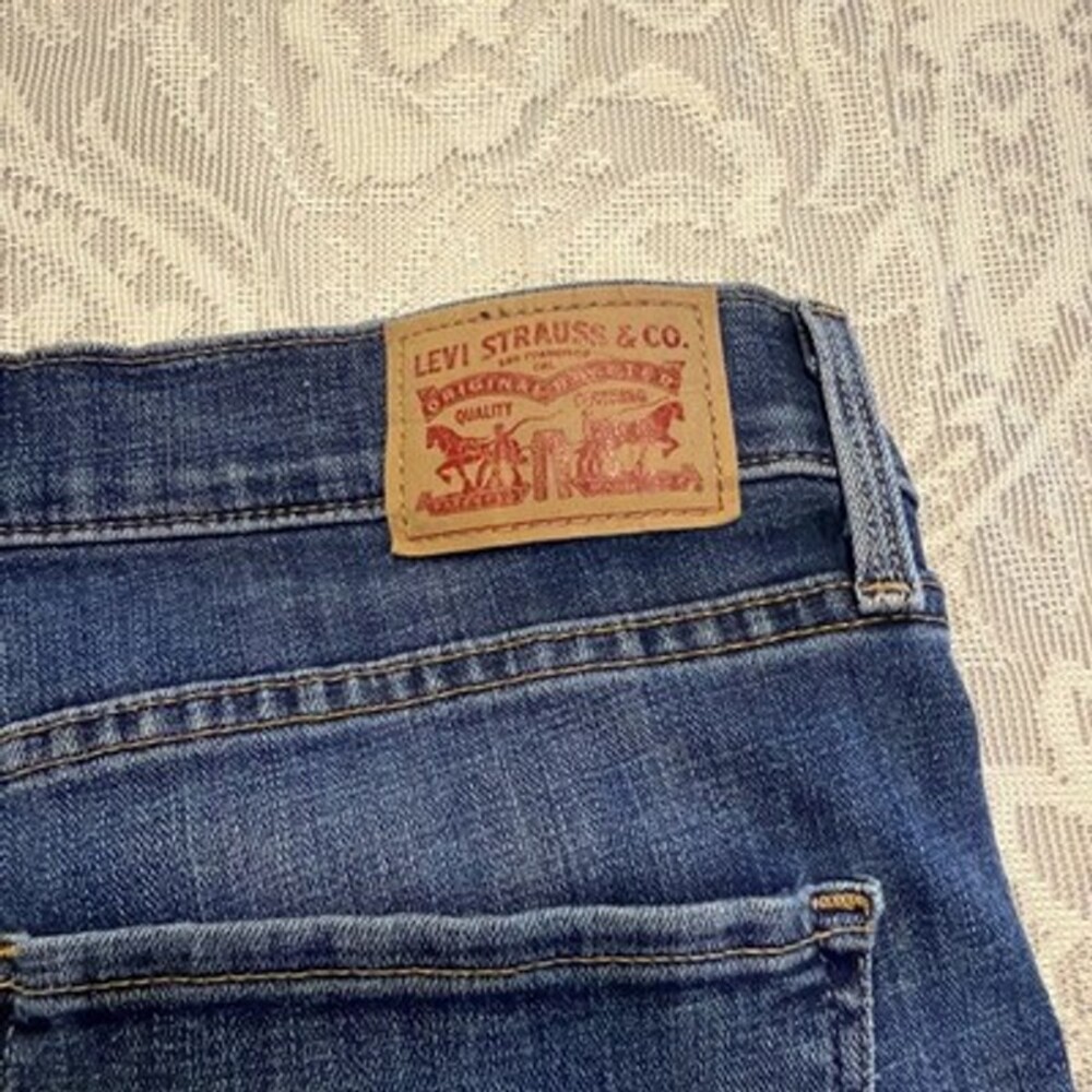 Levi’s Shorts Women’s Size 29 Blue Denim Dark Wash Floral Embroidery - Picture 3 of 3